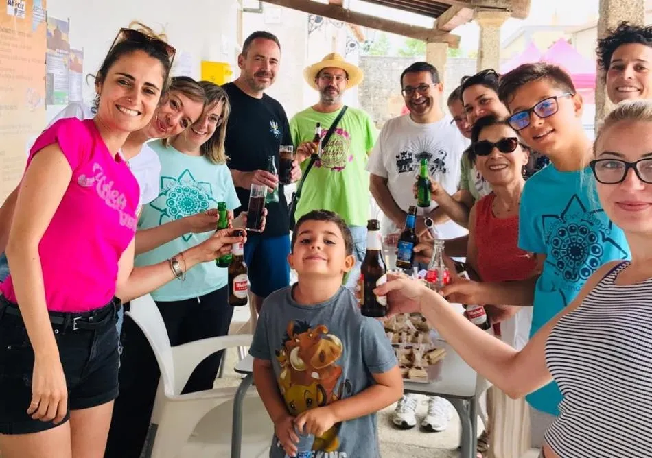 Foto 4 - Varios voluntarios realizan una batida de limpieza en Aldea del Obispo  