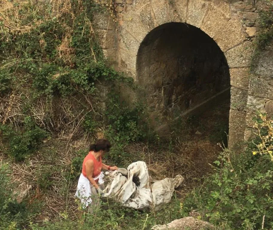Foto 3 - Varios voluntarios realizan una batida de limpieza en Aldea del Obispo  