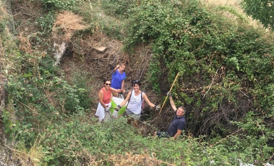 Foto 2 - Varios voluntarios realizan una batida de limpieza en Aldea del Obispo  