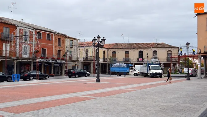 La instalación de la nueva iluminación festiva ha comenzado en la Plaza de la Constitución