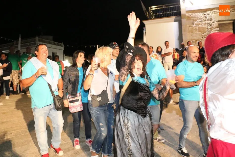 Foto 11 - El desfile de pe&ntilde;as anima el inicio de las fiestas de San Lorenzo en Saucelle  
