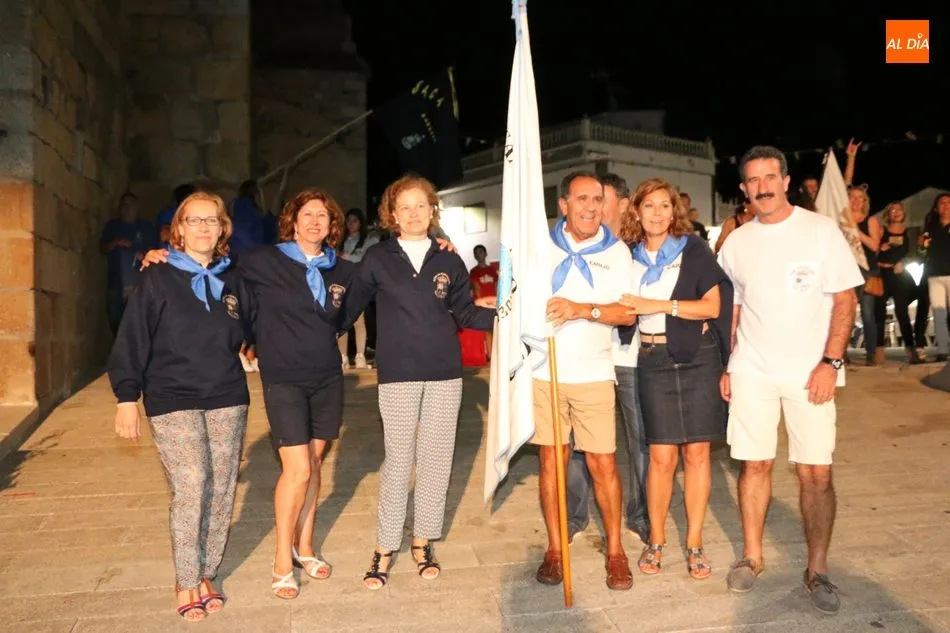 Foto 10 - El desfile de pe&ntilde;as anima el inicio de las fiestas de San Lorenzo en Saucelle  