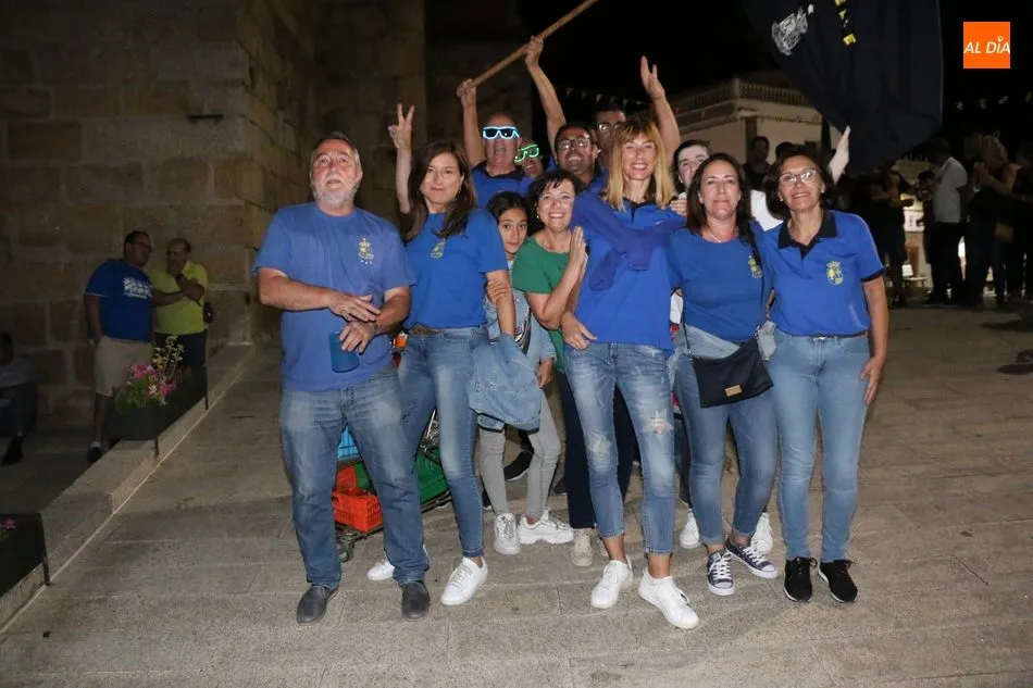 Foto 9 - El desfile de pe&ntilde;as anima el inicio de las fiestas de San Lorenzo en Saucelle  