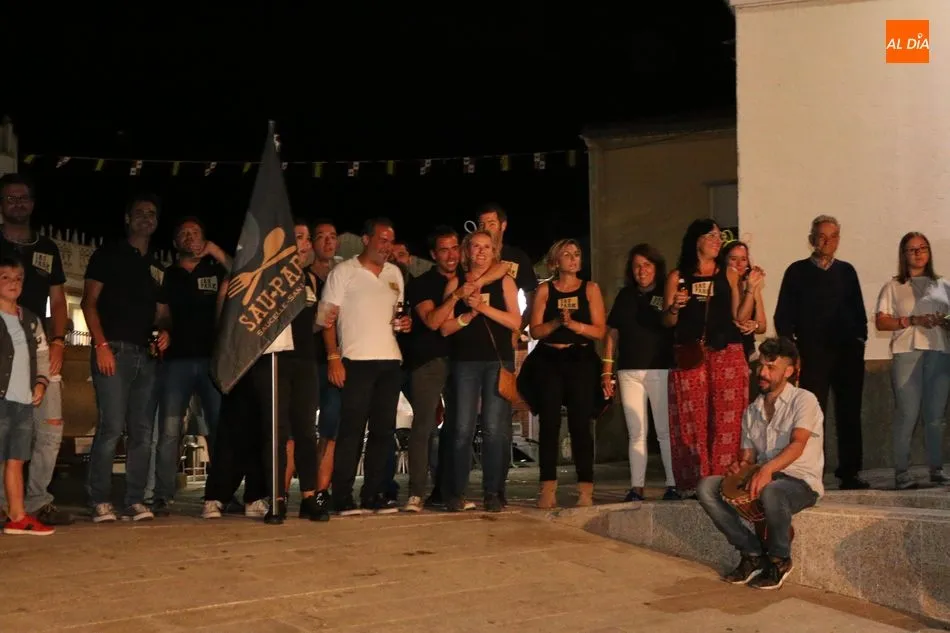 Foto 8 - El desfile de pe&ntilde;as anima el inicio de las fiestas de San Lorenzo en Saucelle  