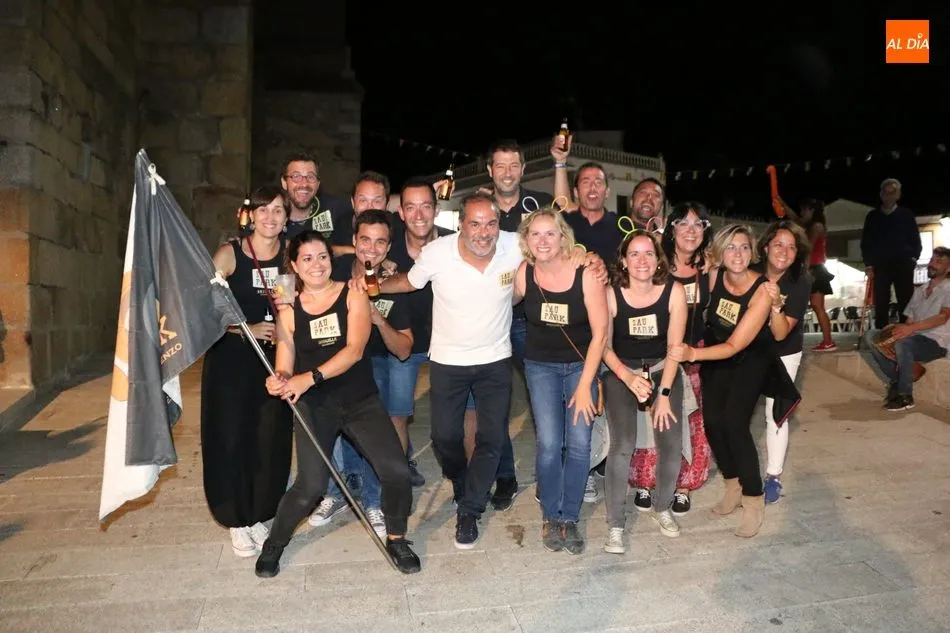 Foto 7 - El desfile de pe&ntilde;as anima el inicio de las fiestas de San Lorenzo en Saucelle  