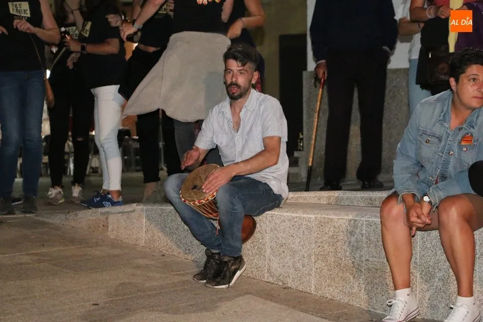 Foto 6 - El desfile de pe&ntilde;as anima el inicio de las fiestas de San Lorenzo en Saucelle  