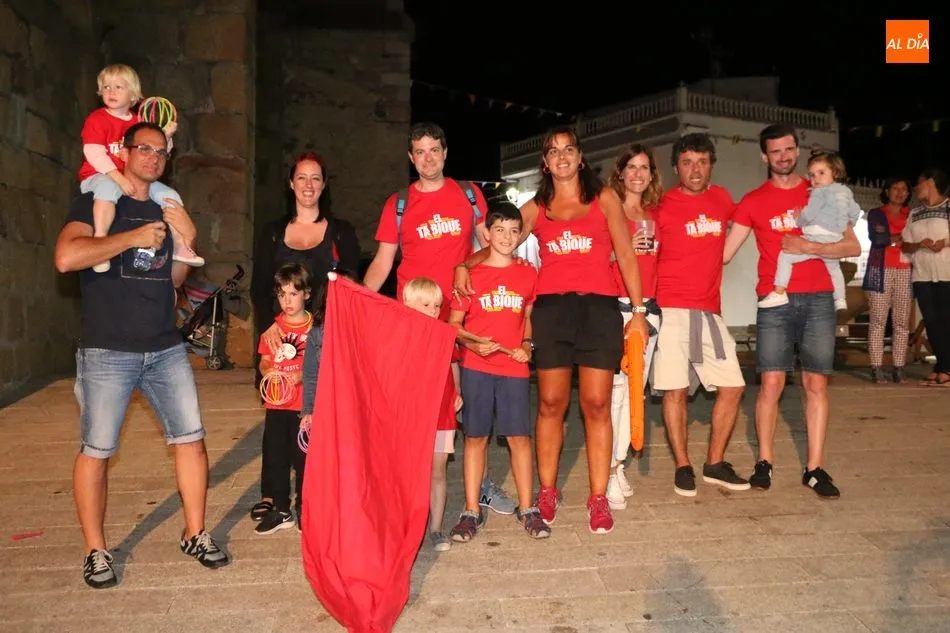 Foto 5 - El desfile de pe&ntilde;as anima el inicio de las fiestas de San Lorenzo en Saucelle  