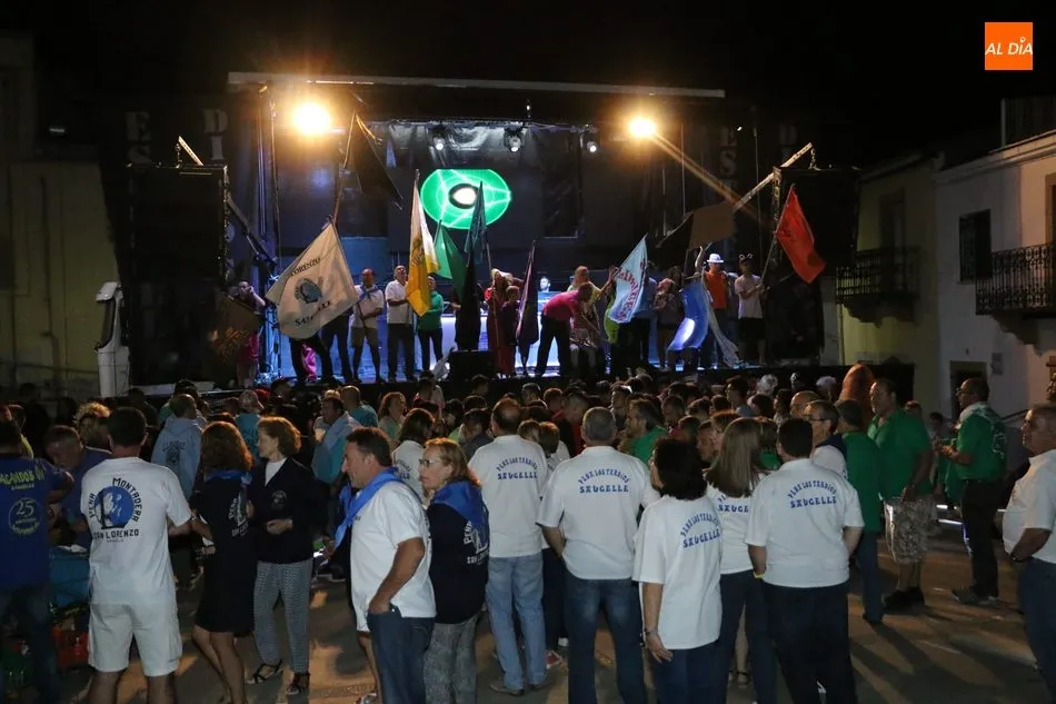 Foto 4 - El desfile de pe&ntilde;as anima el inicio de las fiestas de San Lorenzo en Saucelle  