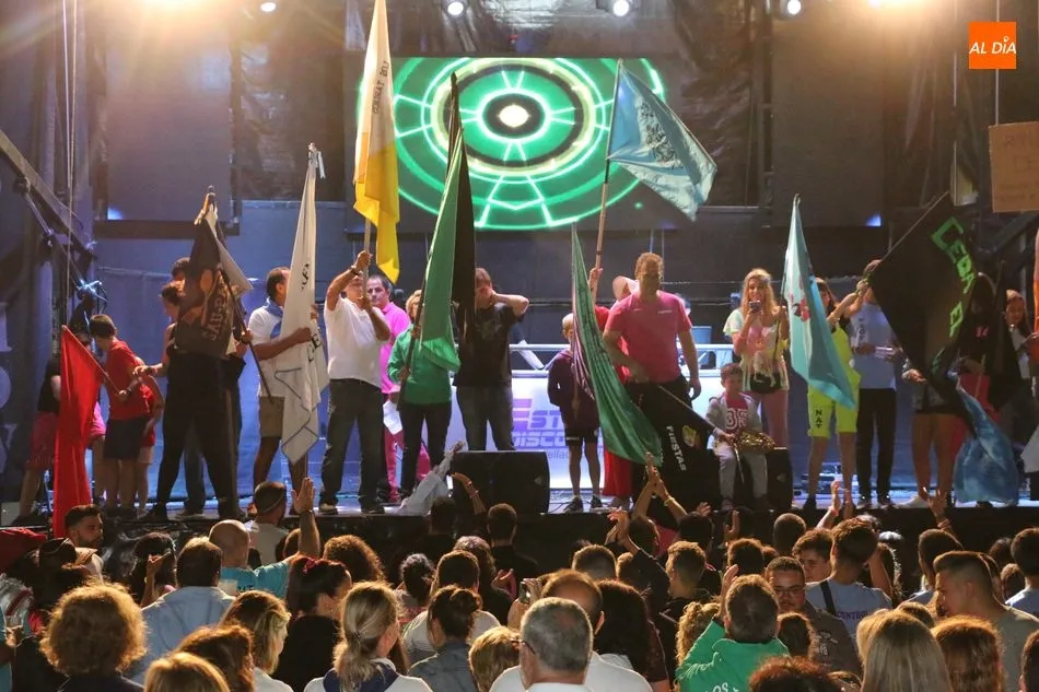Foto 3 - El desfile de pe&ntilde;as anima el inicio de las fiestas de San Lorenzo en Saucelle  