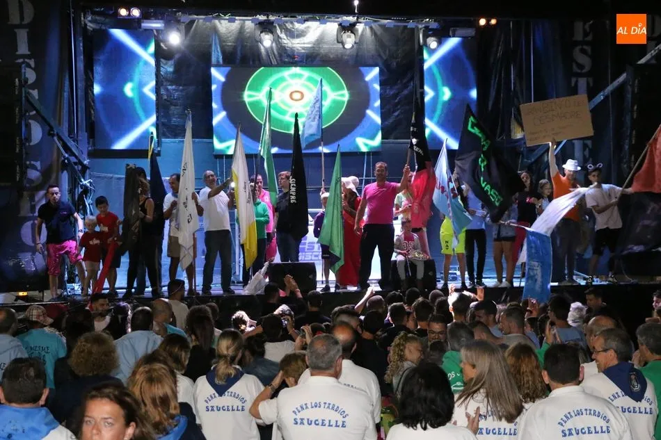 Foto 2 - El desfile de pe&ntilde;as anima el inicio de las fiestas de San Lorenzo en Saucelle  