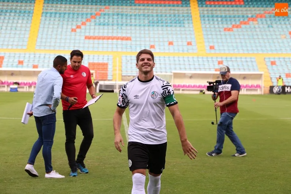 Amaro mira con orgullo a la grada / Víctor Sácnchez