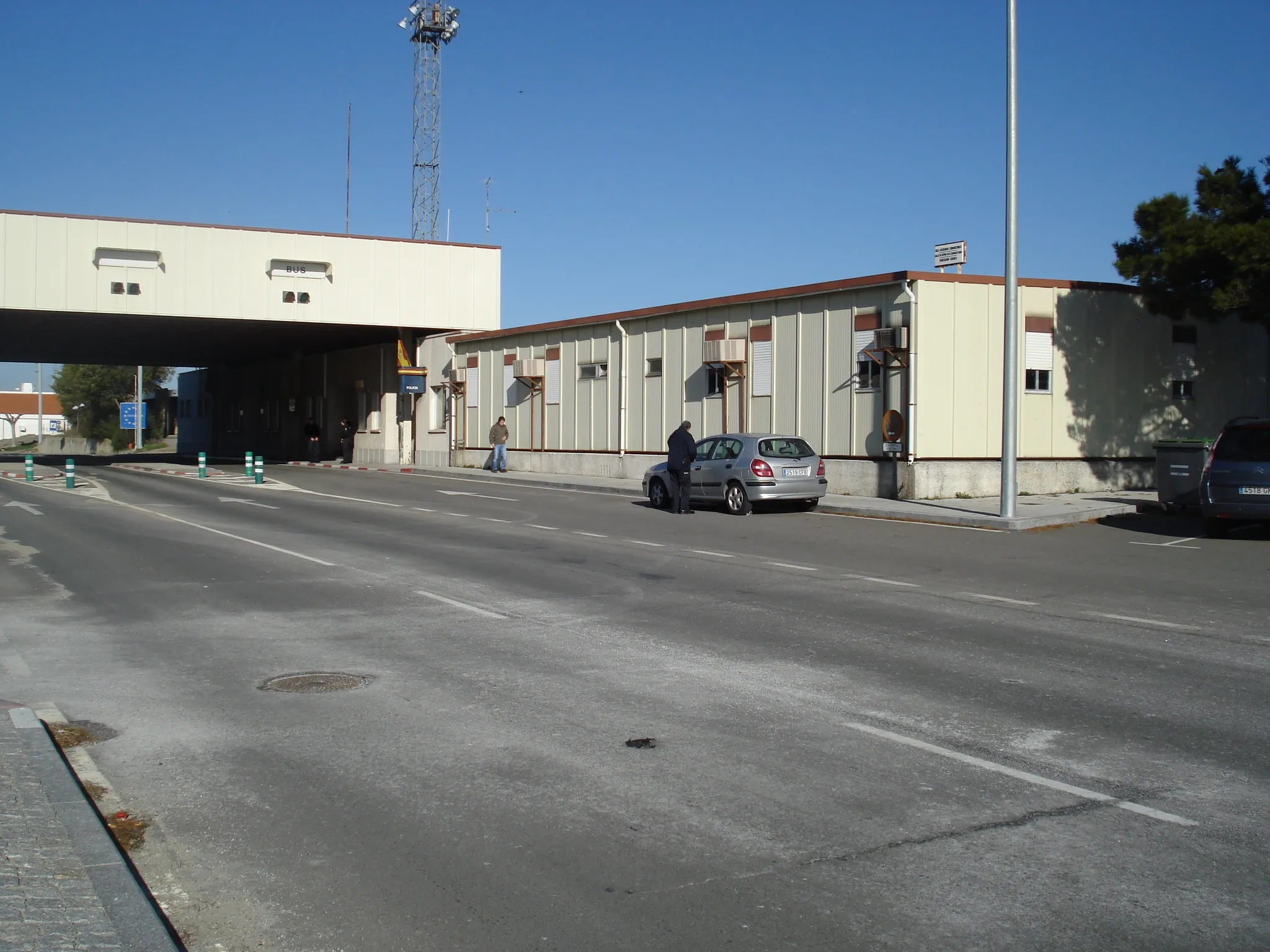 Foto 2 - Dos polic&iacute;as auxilian a un ciudadano portugu&eacute;s que se encontraba convulsionando en Fuentes de...
