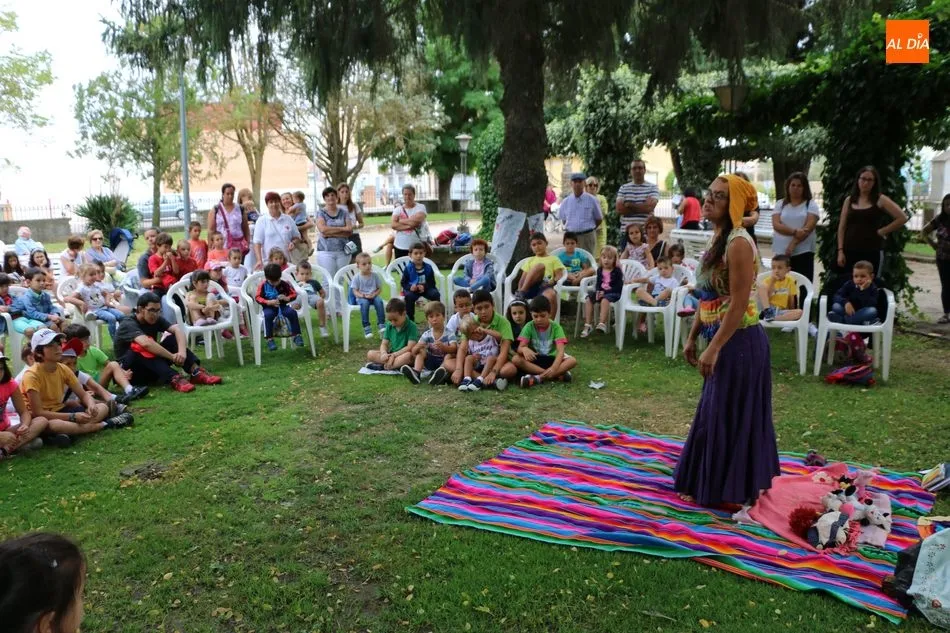 Foto 2 - Los m&aacute;s peque&ntilde;os de Vitigudino disfrutan de un cuentacuentos gracias a Cruz Roja  