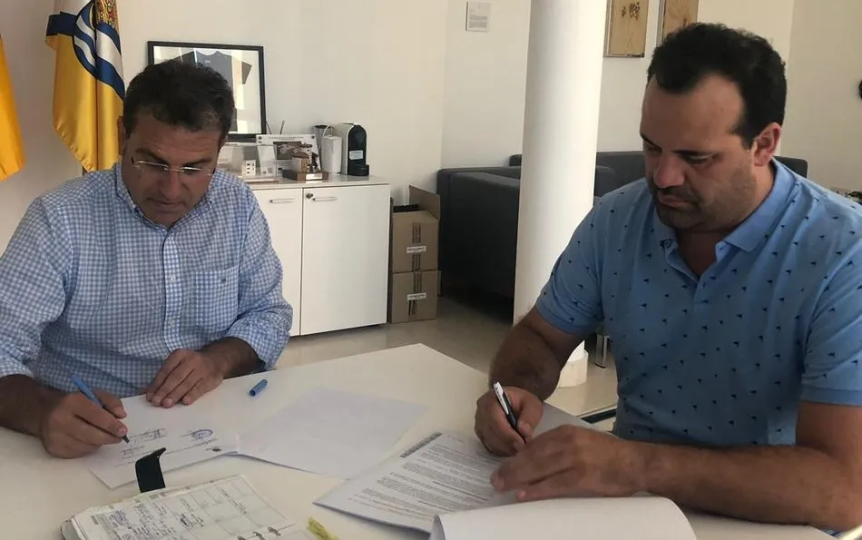 Momento de la firma del contrato de pavimentación en el Ayuntamiento