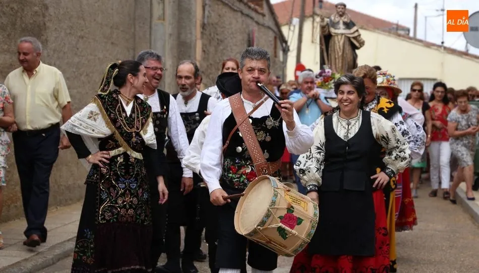 El grupo folclórico San Marcos encabezaba la comitiva que recorría el pueblo con la figura de Santo Domingo. Foto de Víctor Sánchez
