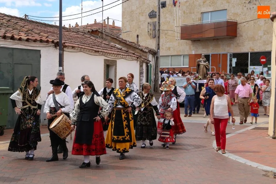 Foto 7 - Los bailes charros del grupo San Marcos realzan la fiesta de Santo Domingo en Do&ntilde;inos de Salamanca