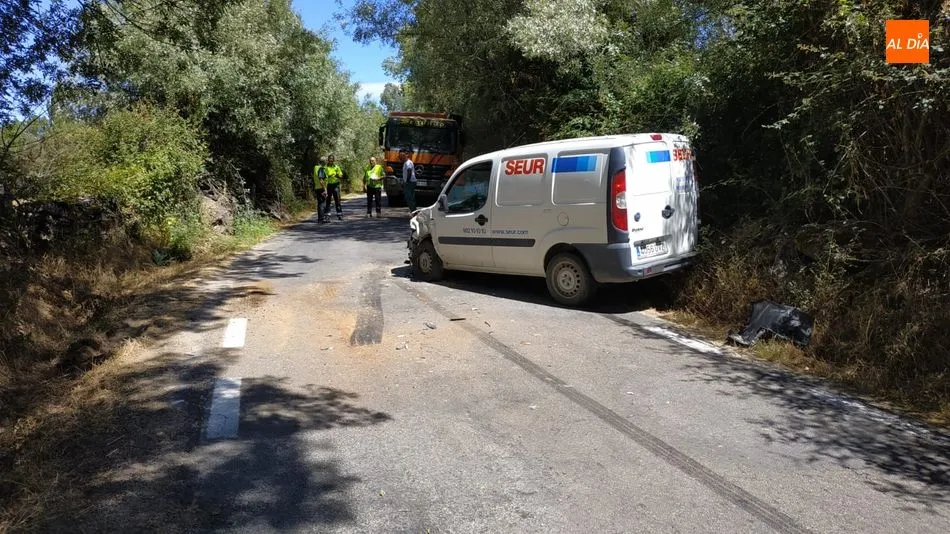 Foto 2 - Un cami&oacute;n y una furgoneta de reparto chocan en Los Santos