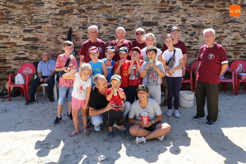 Los niños de la villa disfrutan de los juegos tradicionales