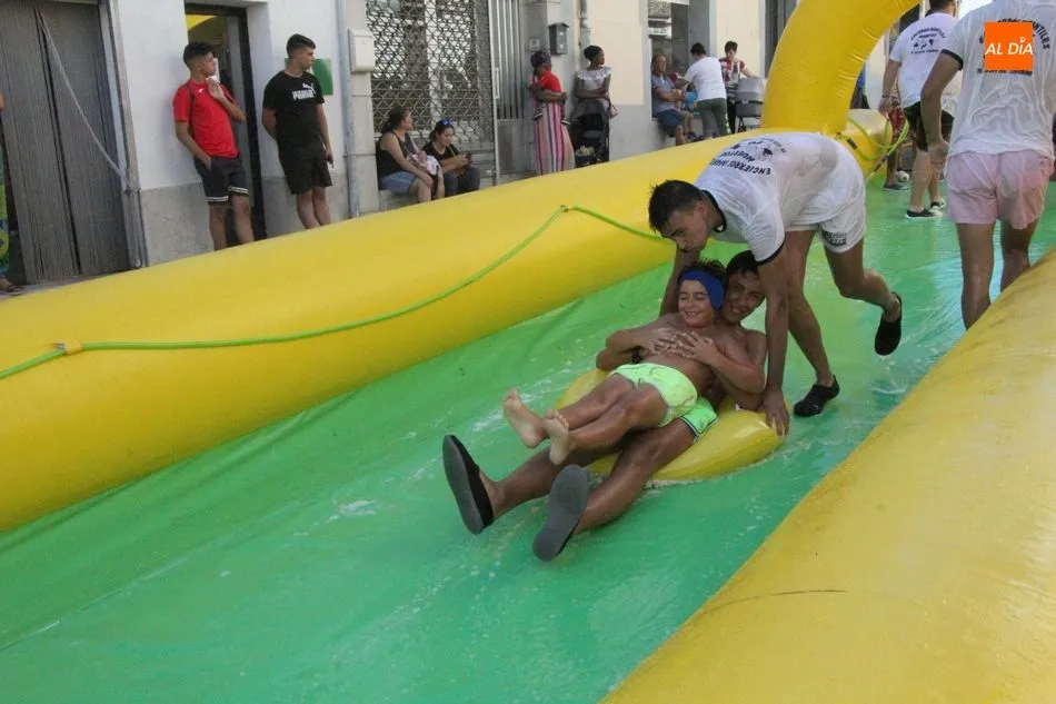 Foto 7 - Vitigudino se convierte en un parque acu&aacute;tico con dos grandes toboganes  