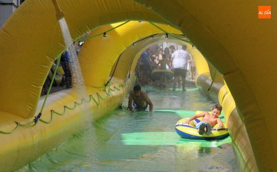 Foto 4 - Vitigudino se convierte en un parque acu&aacute;tico con dos grandes toboganes  