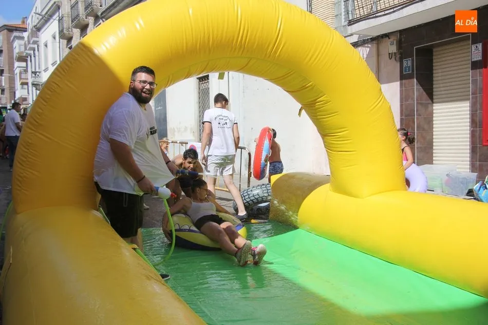 Foto 2 - Vitigudino se convierte en un parque acu&aacute;tico con dos grandes toboganes  