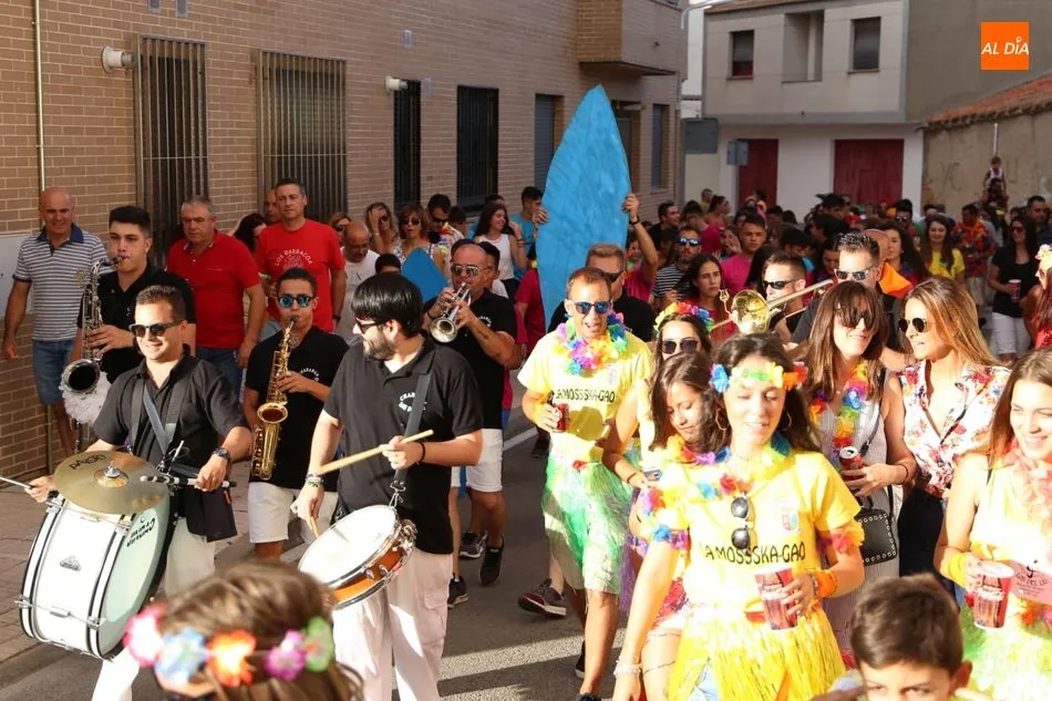 Foto 11 - El paseo de pe&ntilde;as al estilo hawaiano inaugura las fiestas de Castellanos de Moriscos  