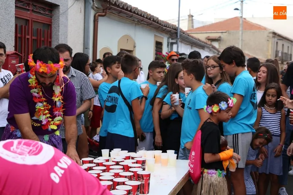 Foto 10 - El paseo de pe&ntilde;as al estilo hawaiano inaugura las fiestas de Castellanos de Moriscos  