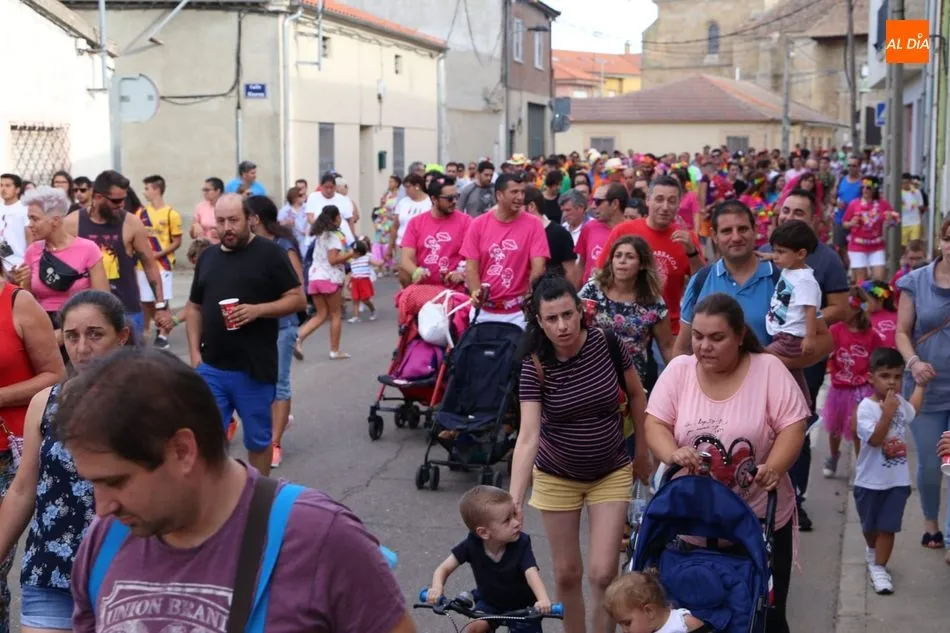 Foto 9 - El paseo de pe&ntilde;as al estilo hawaiano inaugura las fiestas de Castellanos de Moriscos  