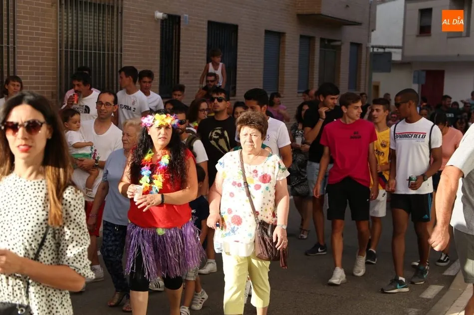 Foto 7 - El paseo de pe&ntilde;as al estilo hawaiano inaugura las fiestas de Castellanos de Moriscos  
