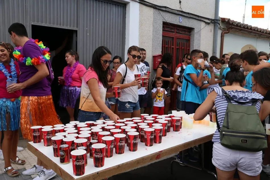 Foto 6 - El paseo de pe&ntilde;as al estilo hawaiano inaugura las fiestas de Castellanos de Moriscos  
