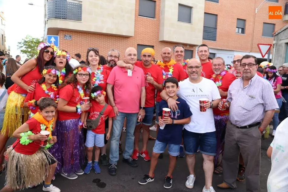 Foto 5 - El paseo de pe&ntilde;as al estilo hawaiano inaugura las fiestas de Castellanos de Moriscos  
