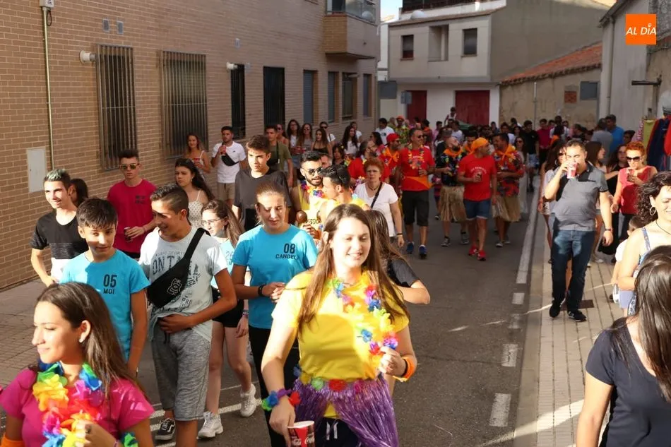 Foto 4 - El paseo de pe&ntilde;as al estilo hawaiano inaugura las fiestas de Castellanos de Moriscos  