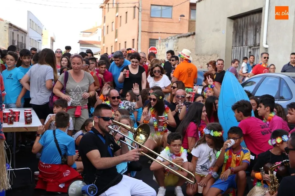 Foto 3 - El paseo de pe&ntilde;as al estilo hawaiano inaugura las fiestas de Castellanos de Moriscos  