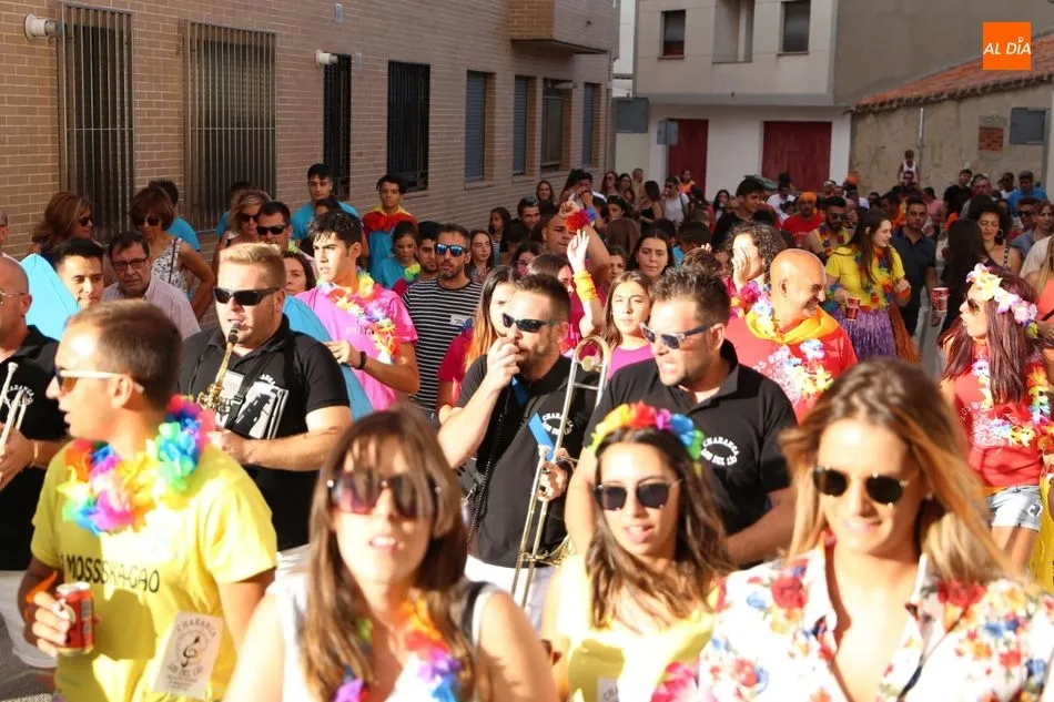 Foto 2 - El paseo de pe&ntilde;as al estilo hawaiano inaugura las fiestas de Castellanos de Moriscos  