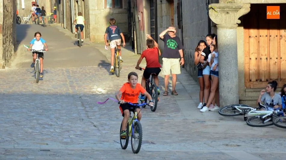 Foto 11 - Los ni&ntilde;os reviven la carrera de las cintas sobre bicicletas en San Felices de los Gallegos