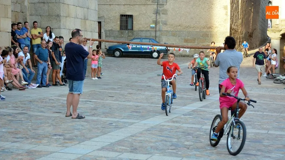 Foto 10 - Los ni&ntilde;os reviven la carrera de las cintas sobre bicicletas en San Felices de los Gallegos