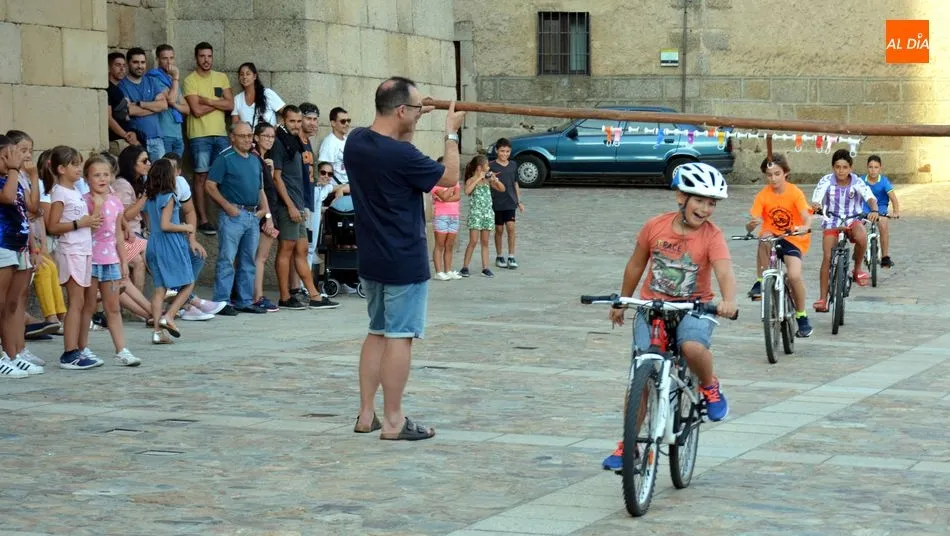 Foto 9 - Los ni&ntilde;os reviven la carrera de las cintas sobre bicicletas en San Felices de los Gallegos
