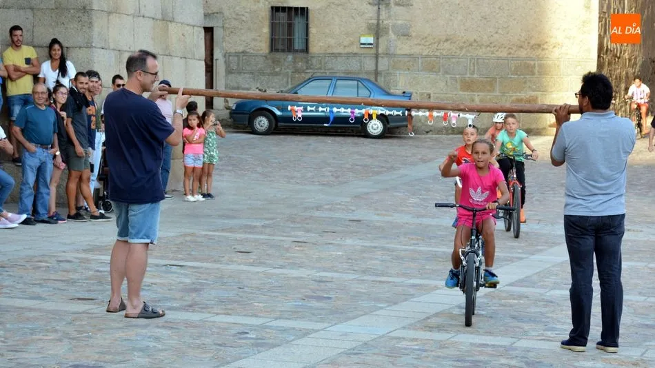 Foto 8 - Los ni&ntilde;os reviven la carrera de las cintas sobre bicicletas en San Felices de los Gallegos