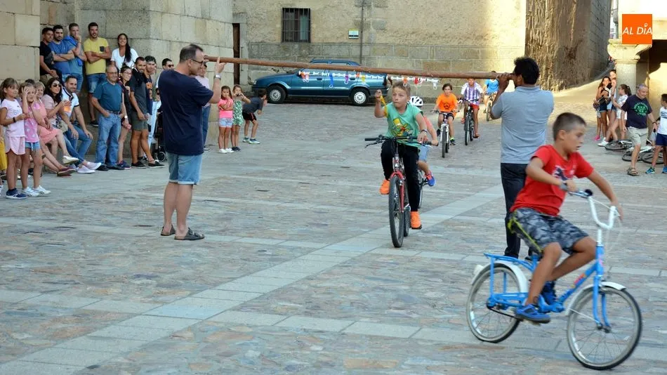 Foto 7 - Los ni&ntilde;os reviven la carrera de las cintas sobre bicicletas en San Felices de los Gallegos