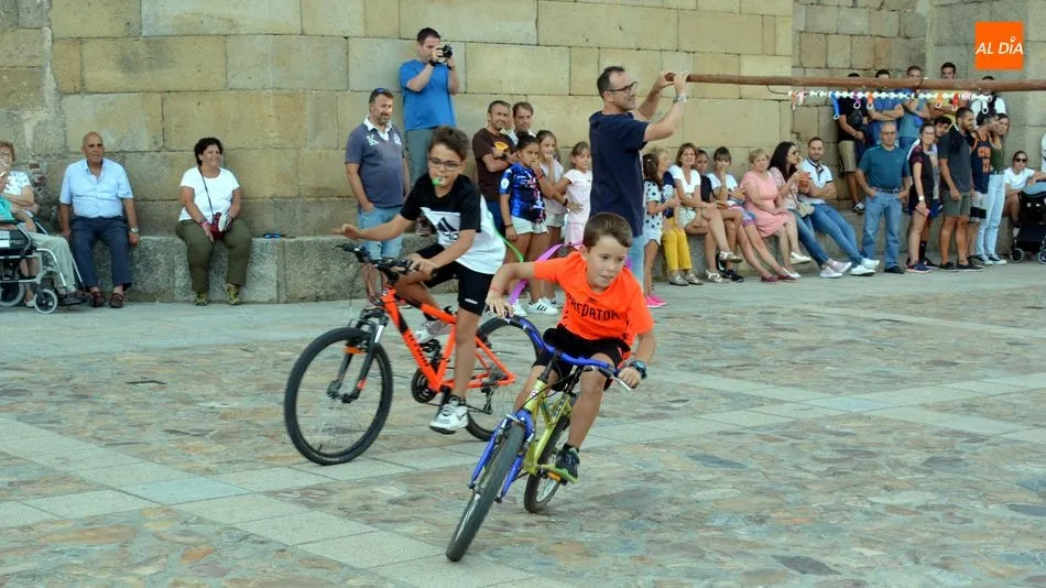 Foto 6 - Los ni&ntilde;os reviven la carrera de las cintas sobre bicicletas en San Felices de los Gallegos