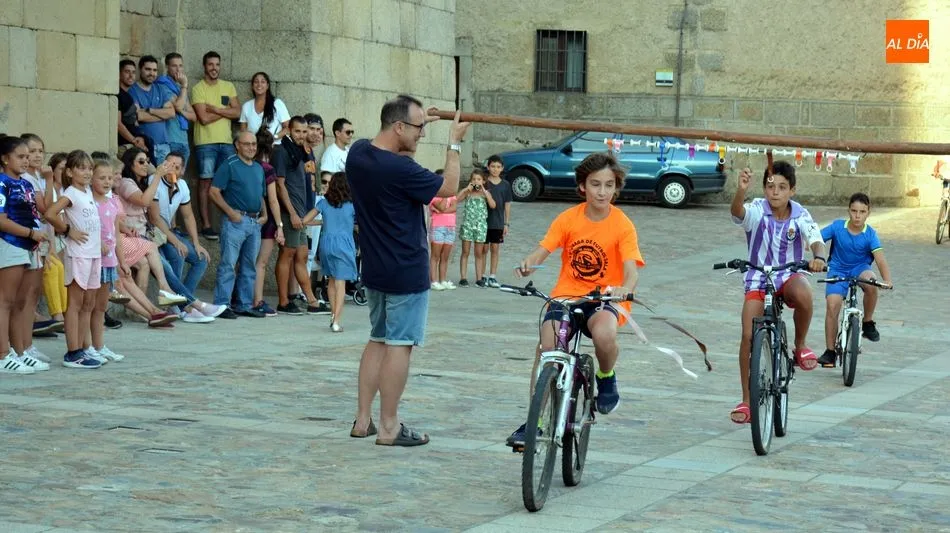 Foto 5 - Los ni&ntilde;os reviven la carrera de las cintas sobre bicicletas en San Felices de los Gallegos