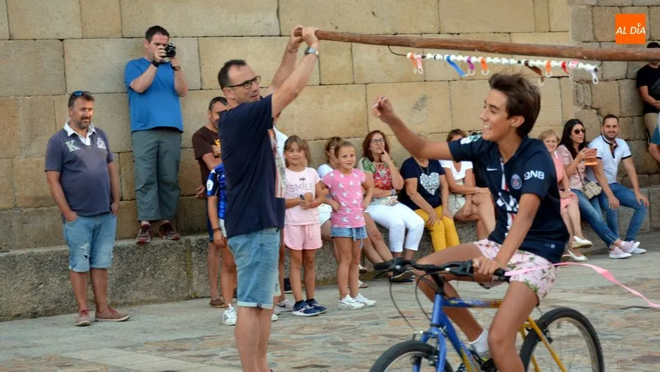 Foto 4 - Los ni&ntilde;os reviven la carrera de las cintas sobre bicicletas en San Felices de los Gallegos