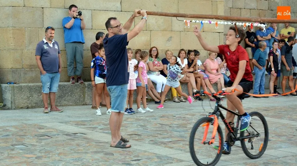 Foto 3 - Los ni&ntilde;os reviven la carrera de las cintas sobre bicicletas en San Felices de los Gallegos