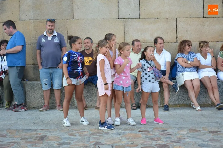 Foto 2 - Los ni&ntilde;os reviven la carrera de las cintas sobre bicicletas en San Felices de los Gallegos