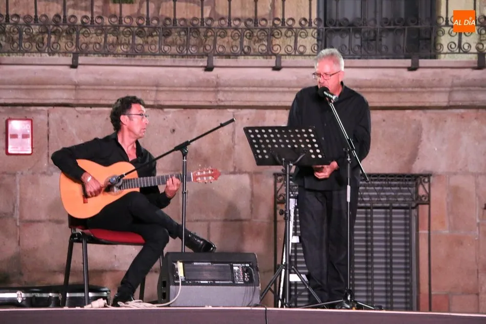 Bello espectáculo de poesía y guitarra en Vitigudino con Toño Blázquez y Rafael de Dios  
