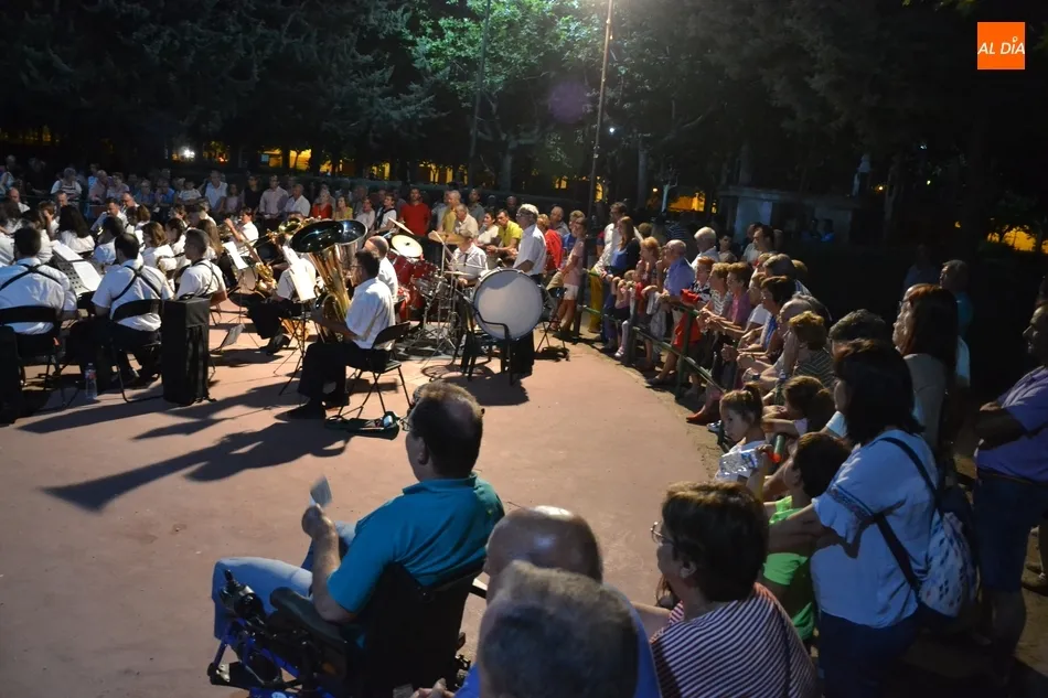 Foto 10 - La Banda de M&uacute;sica encandila un a&ntilde;o m&aacute;s a mirobrigenses y forasteros  
