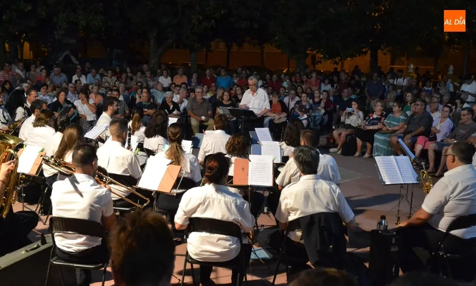 Foto 8 - La Banda de M&uacute;sica encandila un a&ntilde;o m&aacute;s a mirobrigenses y forasteros  