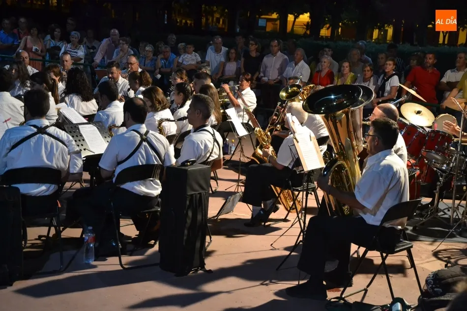 Foto 11 - La Banda de M&uacute;sica encandila un a&ntilde;o m&aacute;s a mirobrigenses y forasteros  