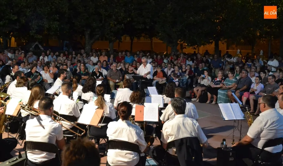 Foto 9 - La Banda de M&uacute;sica encandila un a&ntilde;o m&aacute;s a mirobrigenses y forasteros  