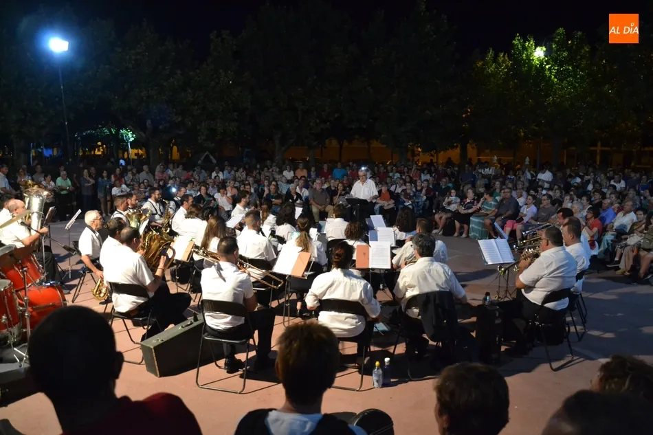 Foto 7 - La Banda de M&uacute;sica encandila un a&ntilde;o m&aacute;s a mirobrigenses y forasteros  